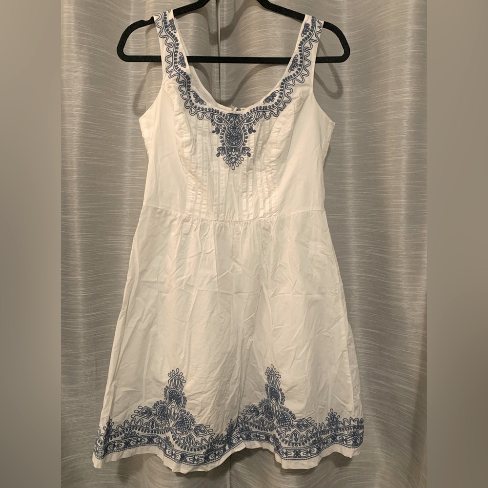Vineyard Vines Fit and Flare White Cotton Sleeveless Dress Blue Embroidery Sz 2